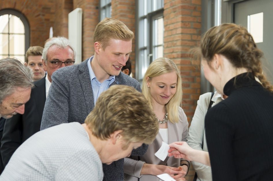 Vergabe der Namensschilder zu Beginn Impression Emslandstipendium