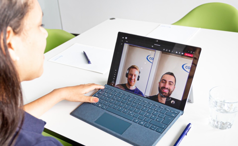 Mehrere Personen besprechen sich in einem Microsoft Teams Call