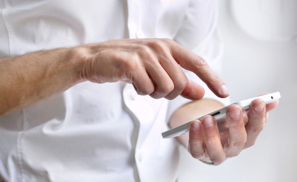 Mit dem Smartphone in der Hand