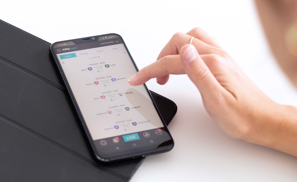 Über die Schulter auf ein Smartphone schauen